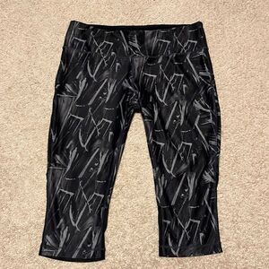 MONDETTA Size Large Capri Leggings